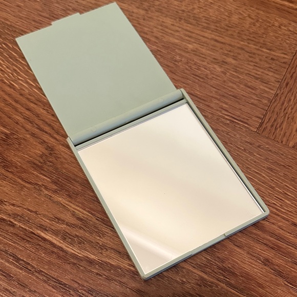 Vintage Clinique Light Green Compact - Picture 2 of 7